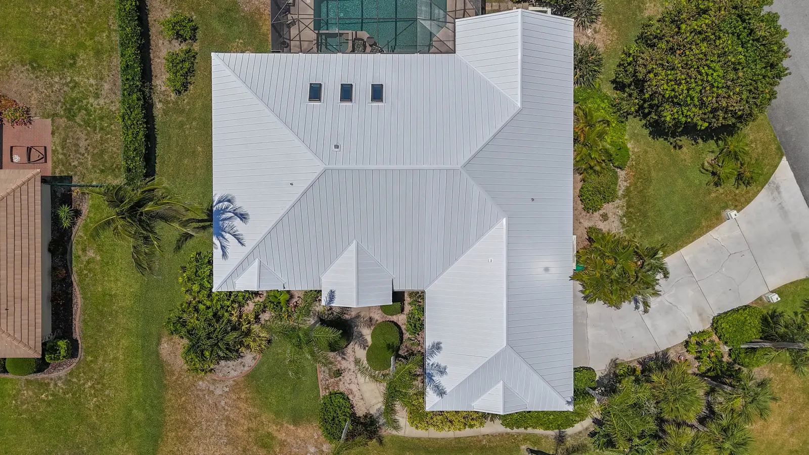 Aluminum Roof Maintenance in Florida: What It Actually Needs